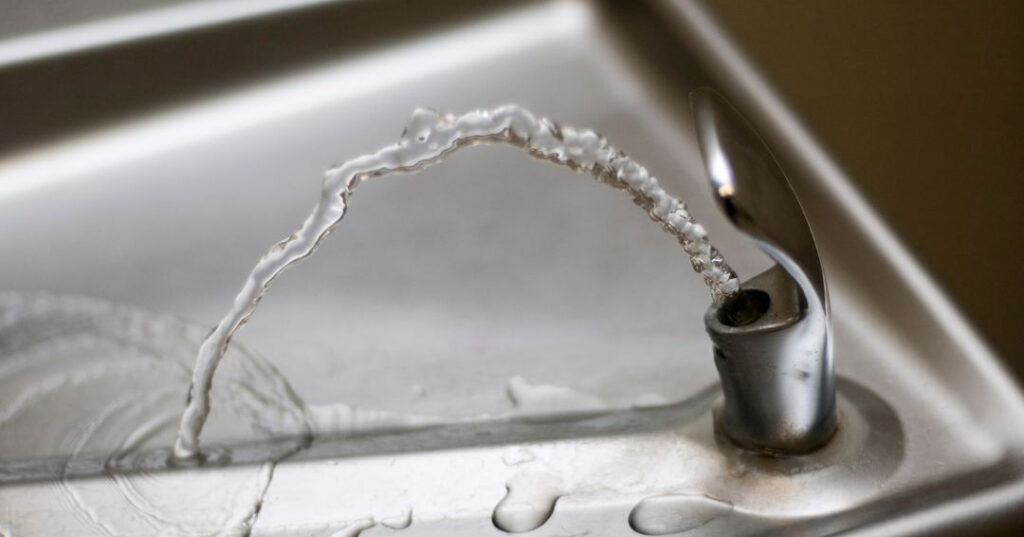 Conserto de Bebedouro em Uberaba | Assistência Perto de Mim vazamento de agua no bebedouro